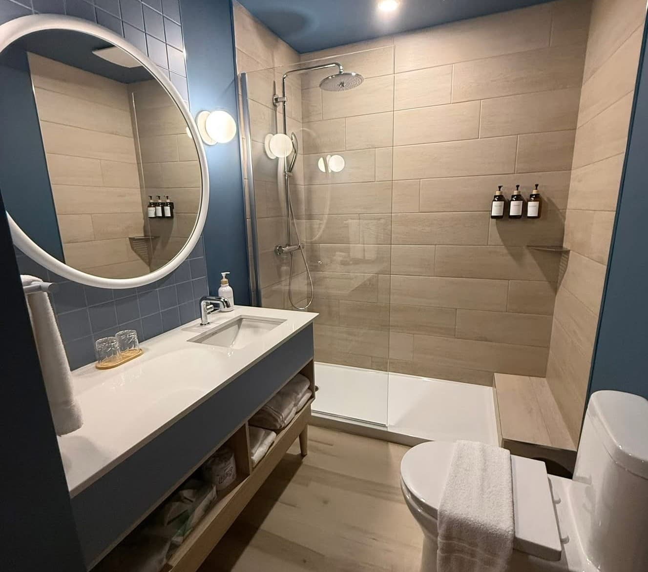 Salle de bain bleue
